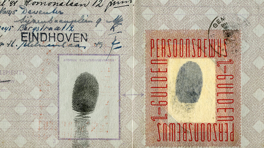 Identity cards with ƒ 1,00 and “kosteloos” (free) stamp