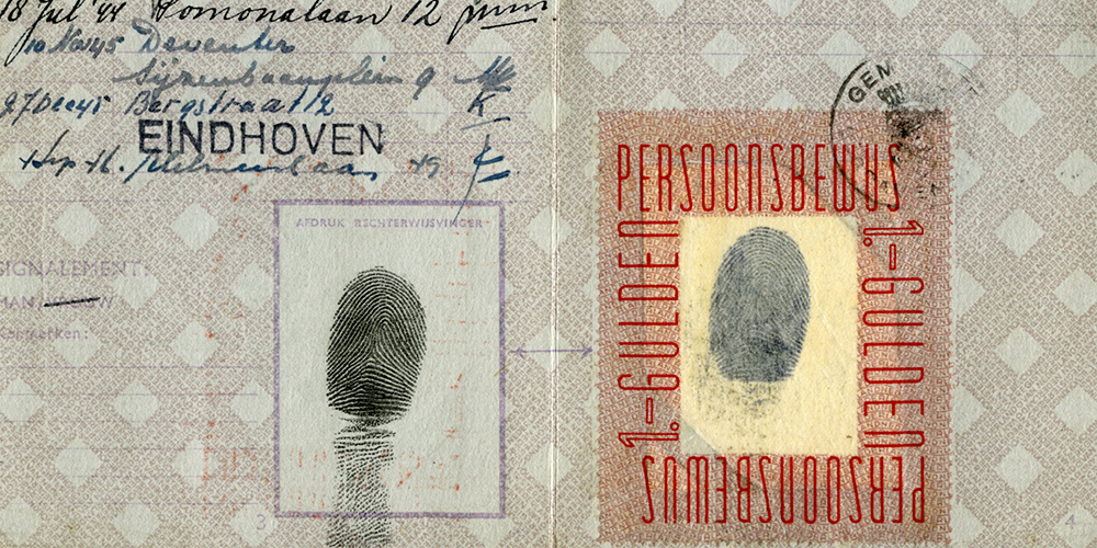Identity cards with ƒ 1,00 and “kosteloos” (free) stamp